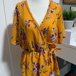 🌻🌺Mustered floral blouse worn once 🌸🌼